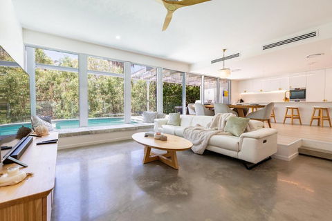 Ocean House - 4 BR With Media Room & Private Pool - 100m To Beach - Kempsey Accommodation 3