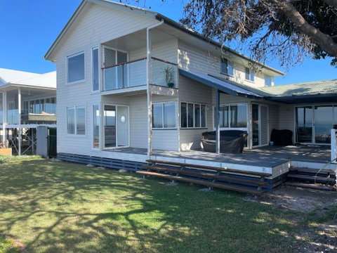 Ocean Pearl - 3 Bedroom Beachfront Property! - Kempsey Accommodation 1