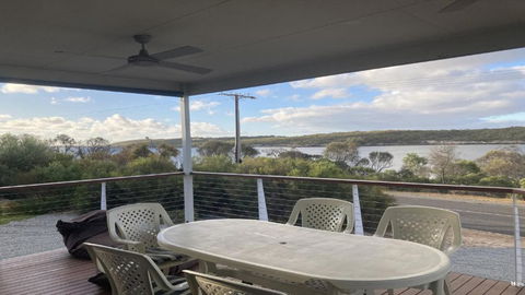 Off The Net - New Listing - Esplanade Property With Views Of The Channel - Kempsey Accommodation 1