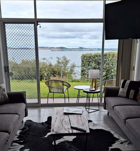 ON THE WATERS EDGE - Kempsey Accommodation 0