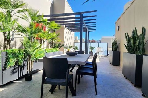 Penthouse With Private Terrace, Parking + 2 Pools - Kempsey Accommodation 1