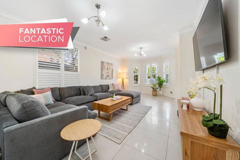 Petal And Bloom - 3BR Family CBD - Kempsey Accommodation 0