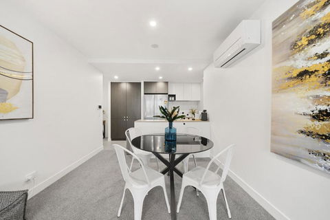 Phillip 2-Bed: Chic Interiors Amazing Amenities - Kempsey Accommodation 1