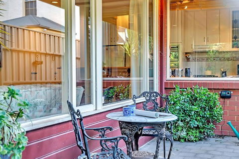 Picket Fence Cottage - Steps From Adelaide Oval - Kempsey Accommodation 1