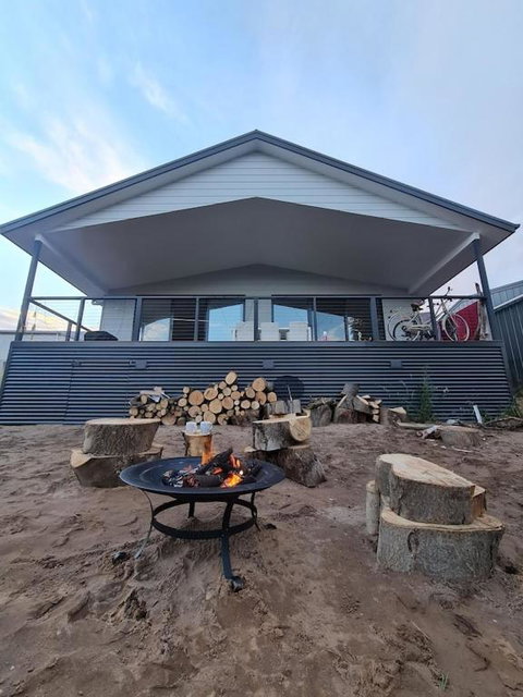 PIECE OF PARADISE, Huge 4 Bedroom Haven - Kempsey Accommodation 1