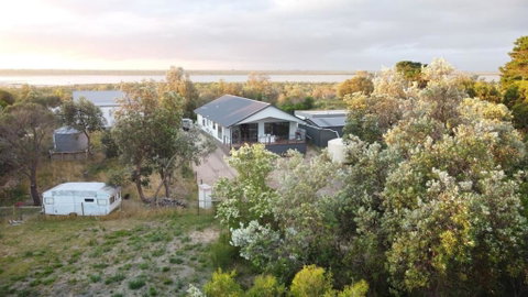 PIECE OF PARADISE, Huge 4 Bedroom Haven - Kempsey Accommodation 3