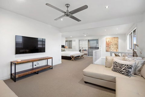 Pool Side Luxury Pet Friendly - Walk To The Beach - Kempsey Accommodation 3