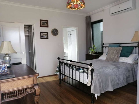 Private & Cosy! Master Bedroom In Perth With Garden View - Kempsey Accommodation 2