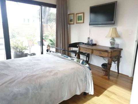 Private & Cosy! Master Bedroom In Perth With Garden View - Kempsey Accommodation 1