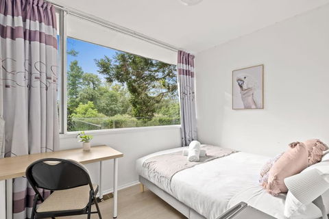 Quaint Queen Room - Central Location At Pymble - Shared Bathroom - Kempsey Accommodation 0