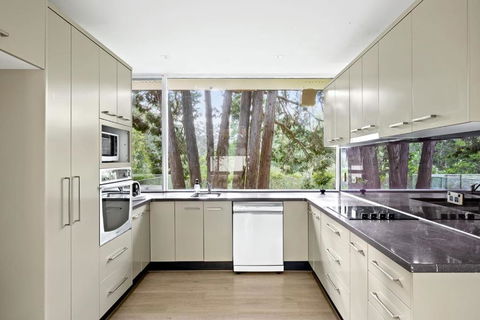 Quaint Queen Room - Central Location At Pymble - Shared Bathroom - Kempsey Accommodation 2