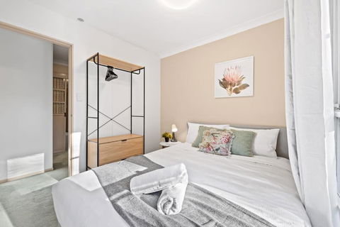 Quaint Queen Room In Pymble - Private Spot - Shared Bathroom - Kempsey Accommodation 0