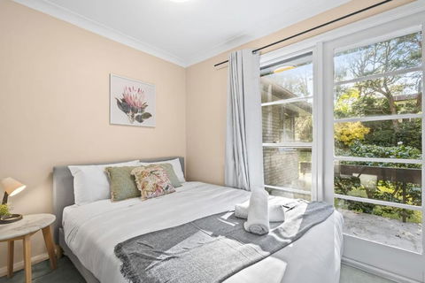Quaint Queen Room In Pymble - Private Spot - Shared Bathroom - Kempsey Accommodation 1