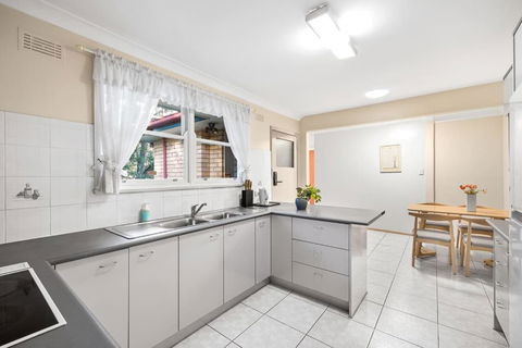 Quaint Queen Room In Pymble - Private Spot - Shared Bathroom - Kempsey Accommodation 2