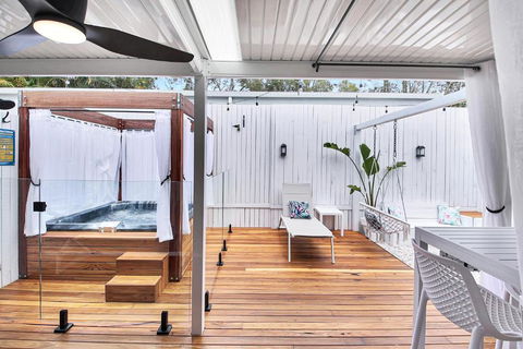 Private Outdoor Spa, Fire Pit - THE RETREAT COOLUM BEACH - Kempsey Accommodation 1