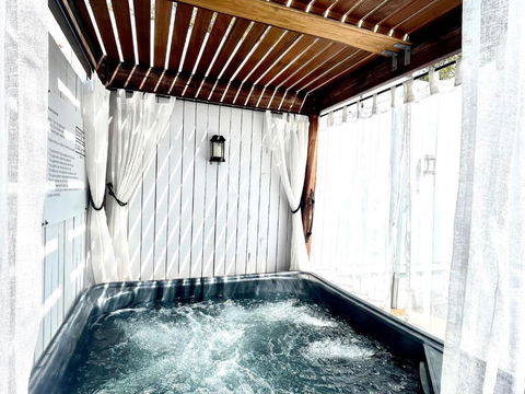 Private Outdoor Spa, Fire Pit - THE RETREAT COOLUM BEACH - Kempsey Accommodation 3