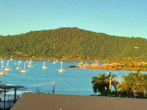 QCWA Cheerful Cottage - Airlie Beach - Kempsey Accommodation 0