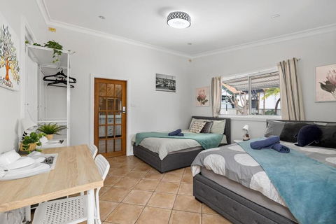 Quadruple Ensuite Room - Nearby Stations & Shops - Kempsey Accommodation 0