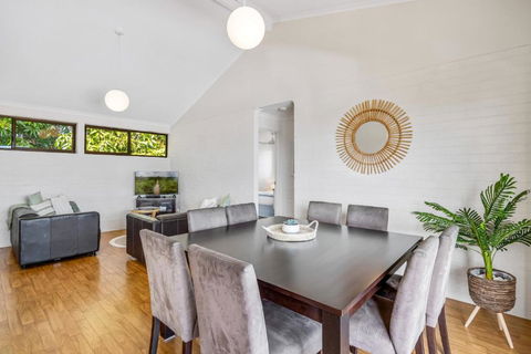 Quaint 2-Bed Beach Abode With Ocean Views - Kempsey Accommodation 1