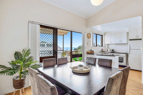 Quaint 2-Bed Beach Abode With Ocean Views - Kempsey Accommodation 0
