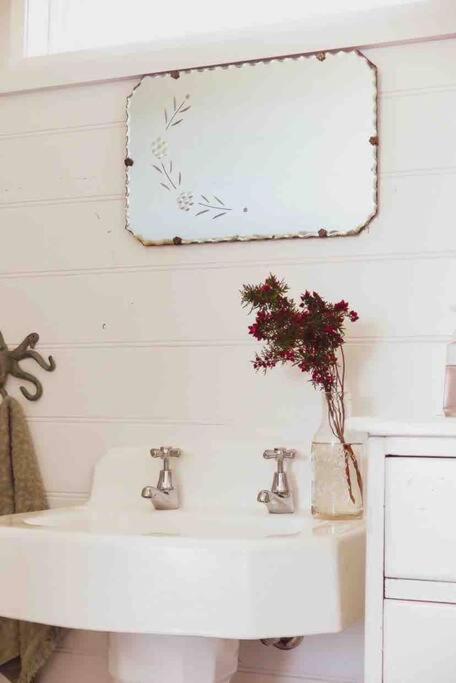 Quaint And Intimate 1-bed Seaside Cottage - Kempsey Accommodation 3