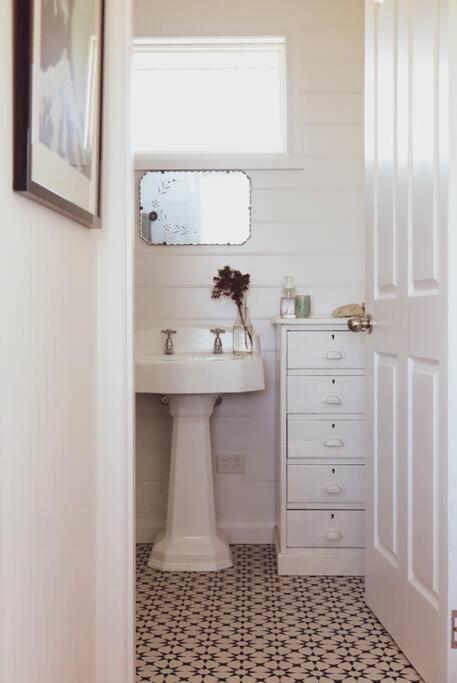 Quaint And Intimate 1-bed Seaside Cottage - Kempsey Accommodation 2