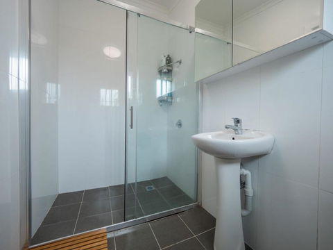 Quaint Double Or Queen Room - Mins To Stations&UNSW - Shared Bathroom - Kempsey Accommodation 3
