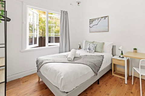 Quaint Double Room - Seconds To Shops & Eateries - Shared Bathroom - Kempsey Accommodation 0