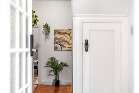 Quaint Double Room - Seconds To Shops & Eateries - Shared Bathroom - Kempsey Accommodation 3
