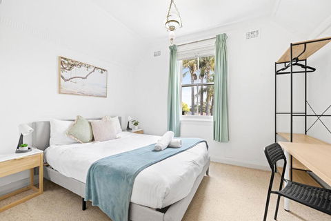 Quaint Double Room - Seconds To Shops & Eateries - Shared Bathroom - Kempsey Accommodation 2