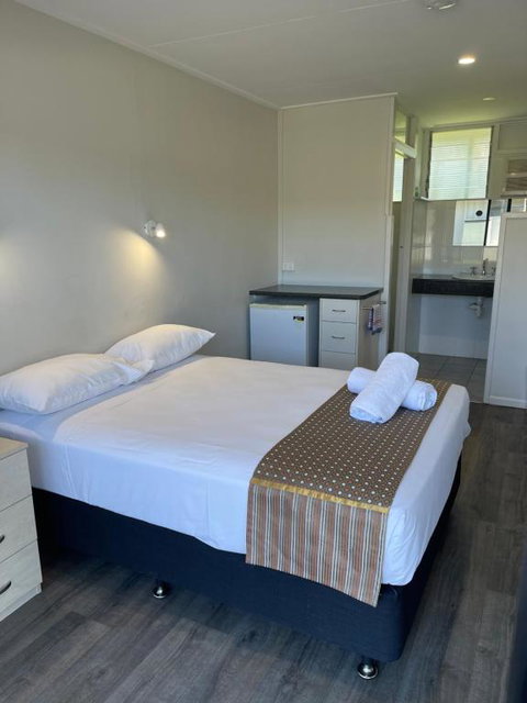 Queens Beach Hotel - Kempsey Accommodation 0