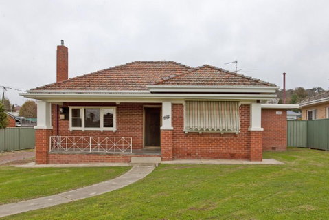 Red Brick Beauty - Central Cottage - Kempsey Accommodation 0
