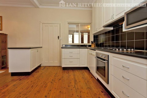 Red Brick Beauty - Central Cottage - Kempsey Accommodation 1