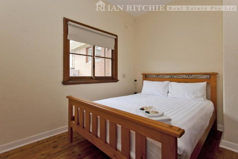 Red Brick Beauty - Central Cottage - Kempsey Accommodation 2