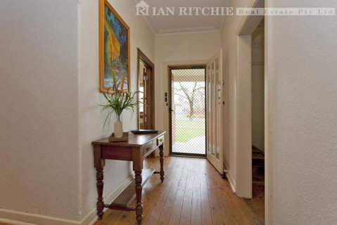 Red Brick Beauty - Central Cottage - Kempsey Accommodation 3