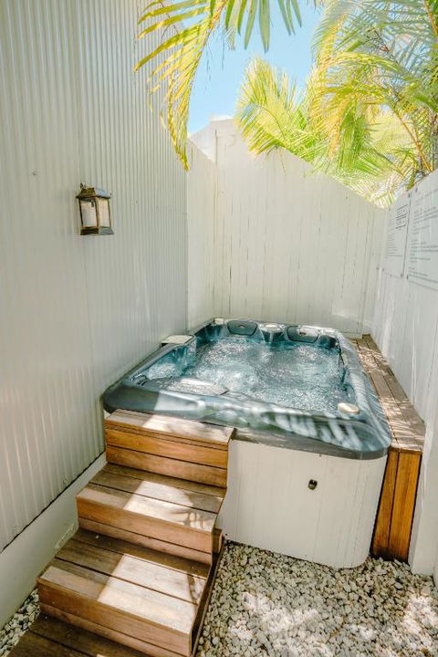 Private Outdoor Spa, Fire Pit, Cinema Room - THE COTTAGE COOLUM BEACH - Kempsey Accommodation 0