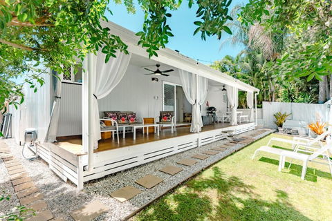 Private Outdoor Spa, Fire Pit, Cinema Room - THE COTTAGE COOLUM BEACH - Kempsey Accommodation 2
