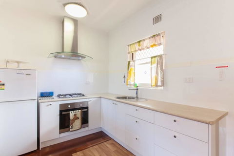 B8 Cafes, Resturants, UWA Close To SCGH - Kempsey Accommodation 2