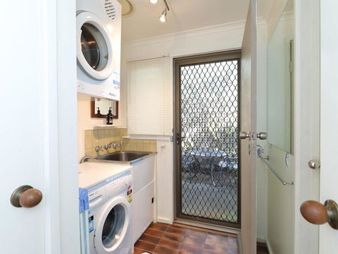 Back Beach Hideaway - Kempsey Accommodation 2
