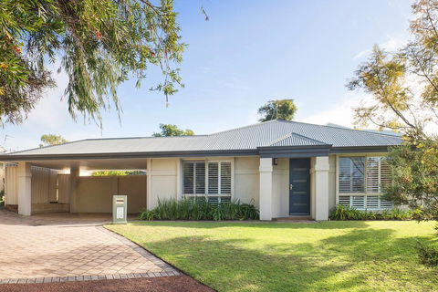 Barefoot Bungalow - Kempsey Accommodation 0