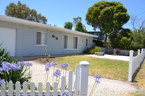 Bay Breeze Cottage - Kempsey Accommodation 0