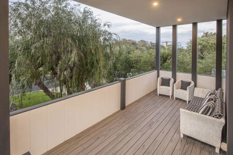 Bay View Retreat - Stunning Ocean Views And 300 Metres To Beach - Kempsey Accommodation 3