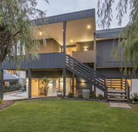 Bay View Retreat - Stunning Ocean Views and 300 metres To Beach - Kempsey Accommodation