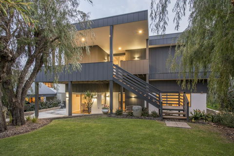 Bay View Retreat - Stunning Ocean Views And 300 Metres To Beach - Kempsey Accommodation 0