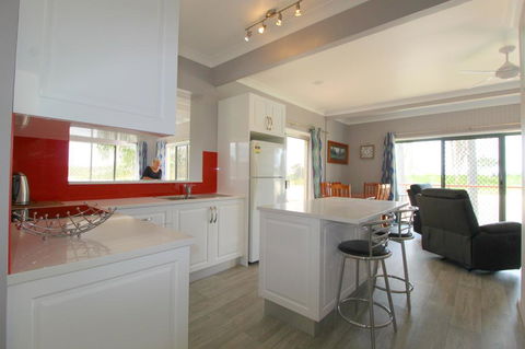 Beachfront 6, 25 Willow Street - Kempsey Accommodation 3
