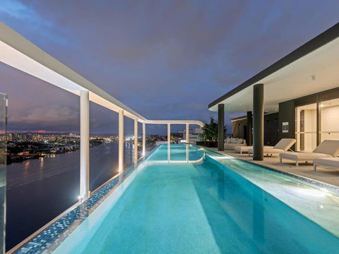 Rivello Apartments - Free Secure Car Park, 6km To City, Ferry Terminal, Eat Street, Rooftop Pool, Sauna, Portside Dinning - Kempsey Accommodation 0