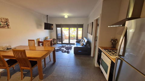 Red Ochre - Large Apartment With Private Courtyard - Kempsey Accommodation 1