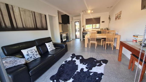 Red Ochre - Large Apartment With Private Courtyard - Kempsey Accommodation 0