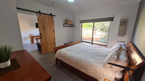 Red Ochre - Large Apartment With Private Courtyard - Kempsey Accommodation 2