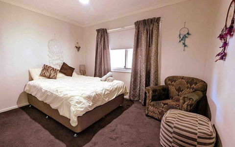 Red Steps - Family & Pet Friendly - Kempsey Accommodation 1